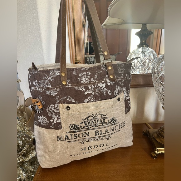 maison blanche Handbags - Chateau Maison Blanche French Tote Tan